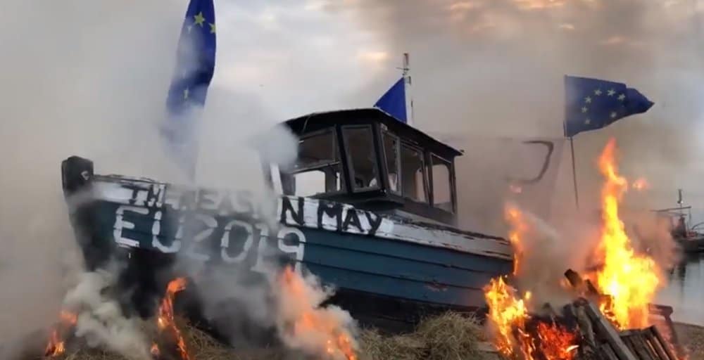 ХАОС У ЛОНДОНУ: У знак револта запаљен брод са заставом ЕУ (видео) ХАОС У ЛОНДОНУ: У знак револта запаљен брод са заставом ЕУ (видео)