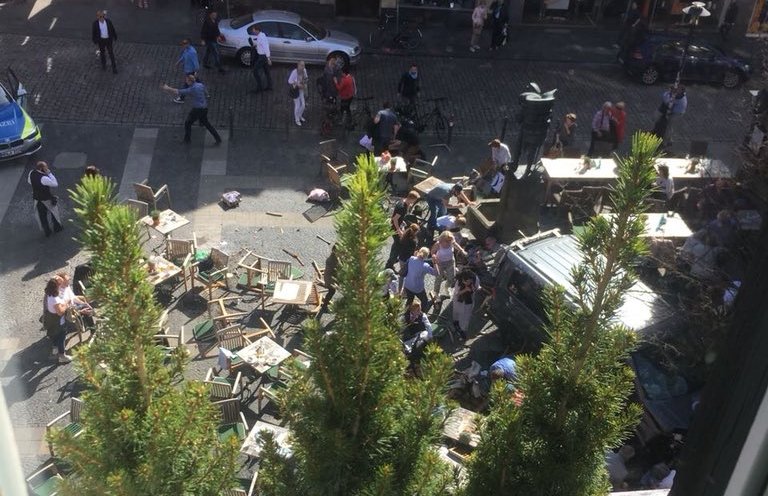 Терористички напад у Немачкој: Три особе погинуле, више од 50 повређених Терористички напад у Немачкој: Три особе погинуле, више од 50 повређених