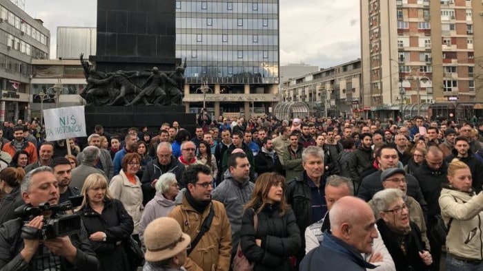 У Нишу не одустају! Наставља се протест због предаје аеродрома НАПРЕДНИМ ЛОПОВИМА (видео) У Нишу не одустају! Наставља се протест због предаје аеродрома НАПРЕДНИМ ЛОПОВИМА (видео)