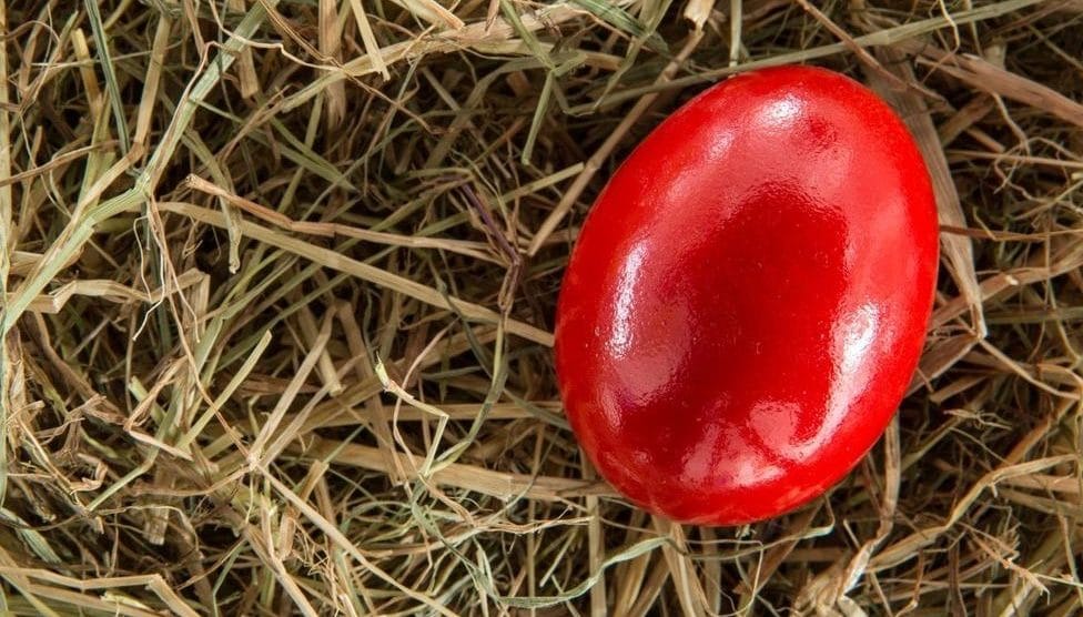 Прво јаје обавезно офарбајте у црвено! Шта је чуваркућа и шта радимо са оном од прошле године Прво јаје обавезно офарбајте у црвено! Шта је чуваркућа и шта радимо са оном од прошле године