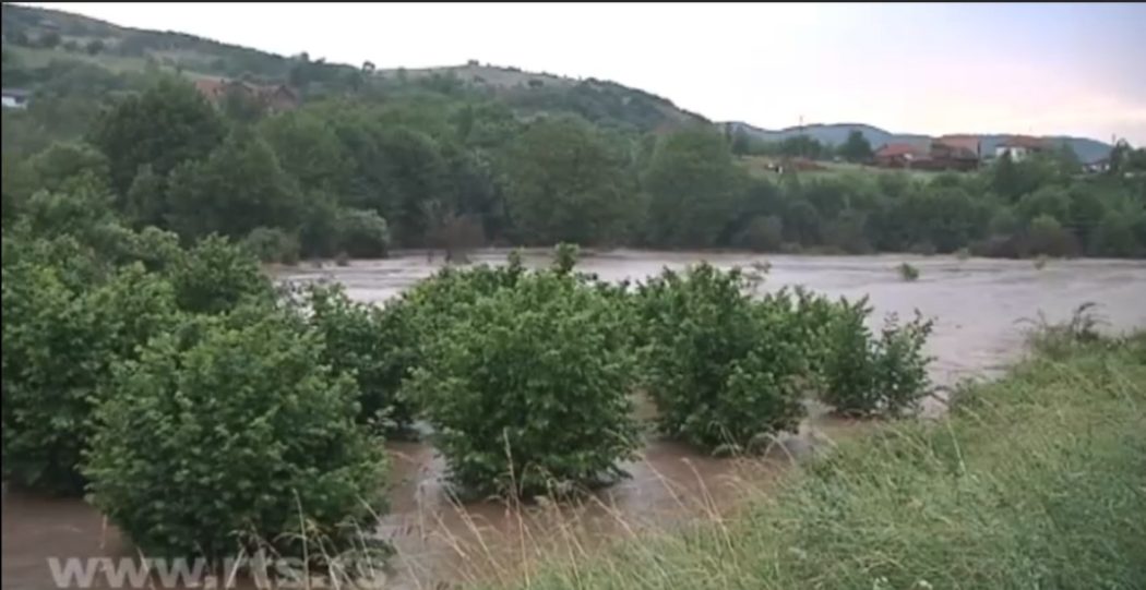 Невреме у Куршумлији, 80 домаћинстава одсечено од света (видео) Невреме у Куршумлији, 80 домаћинстава одсечено од света (видео)