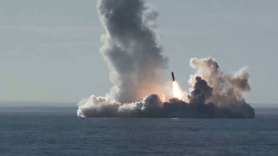 Руска нуклеарна подморница истовремено испод воде лансирала 4 интерконтиненталне ракете (видео) Руска нуклеарна подморница истовремено испод воде лансирала 4 интерконтиненталне ракете (видео)