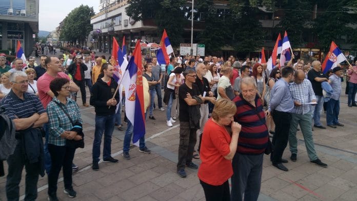КРАЉЕВЧАНИ НЕ ОДУСТАЈУ: Протест настављен и ове недеље КРАЉЕВЧАНИ НЕ ОДУСТАЈУ: Протест настављен и ове недеље
