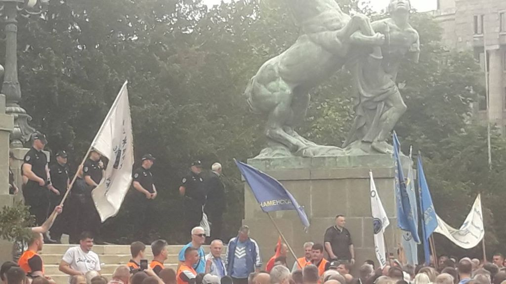 На лицу места: Протест "Оружара" испред Скупштине Србије (видео,фото)