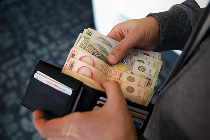 НАЈЕБАСМО! Просечна плата у БиХ за 2.639 динара већа него у Србији НАЈЕБАСМО! Просечна плата у БиХ за 2.639 динара већа него у Србији
