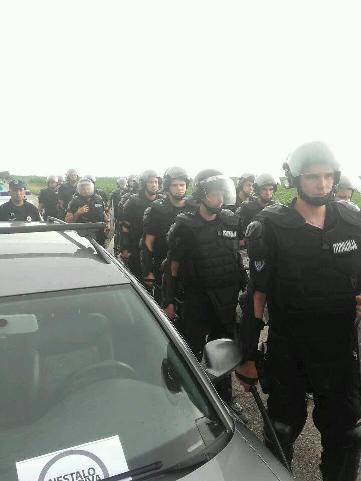 ВЕЛЕИЗДАЈНИК је послао полицијске батинаше на голорук народ! (фото)