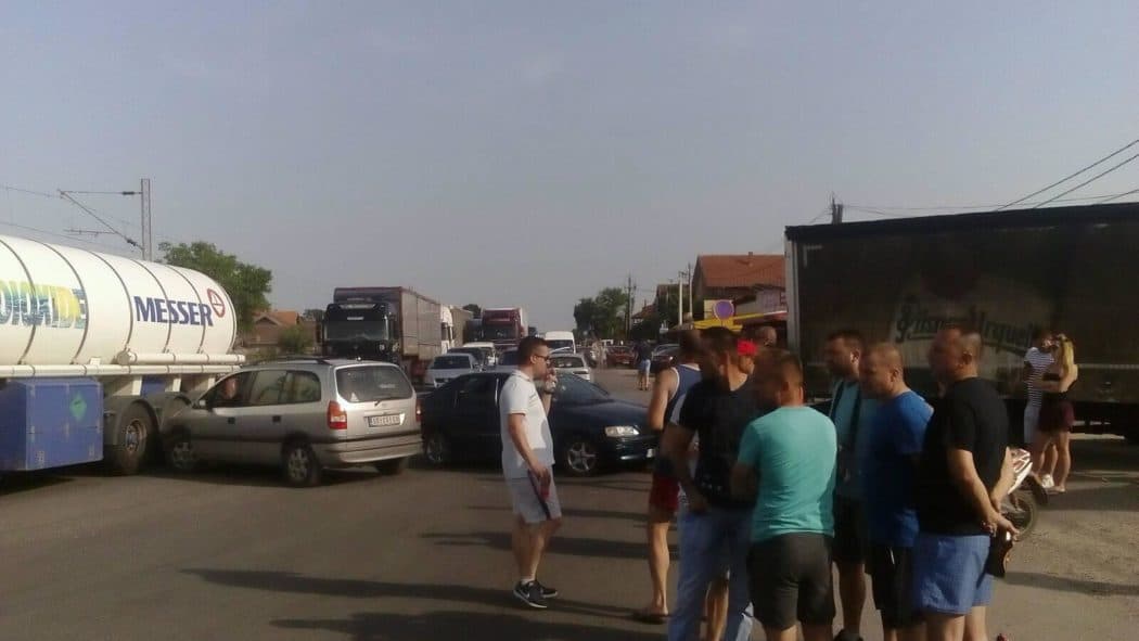 Данас је читава Србија стала и рекла дикатору ДОСТА ЛОПОВЛУКА! (фото галерија) Данас је читава Србија стала и рекла дикатору ДОСТА ЛОПОВЛУКА! (фото галерија)