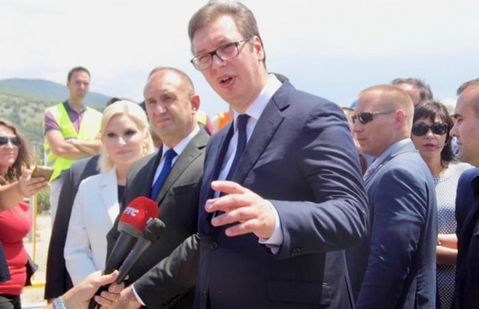 ВЕЛЕИЗДАЈНИЧЕ, опет си заборавио да попијеш лек? ВЕЛЕИЗДАЈНИЧЕ, опет си заборавио да попијеш лек?