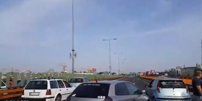 Београд: Незадовољан народ блокирао "Газелу" (видео) Београд: Незадовољан народ блокирао "Газелу" (видео)