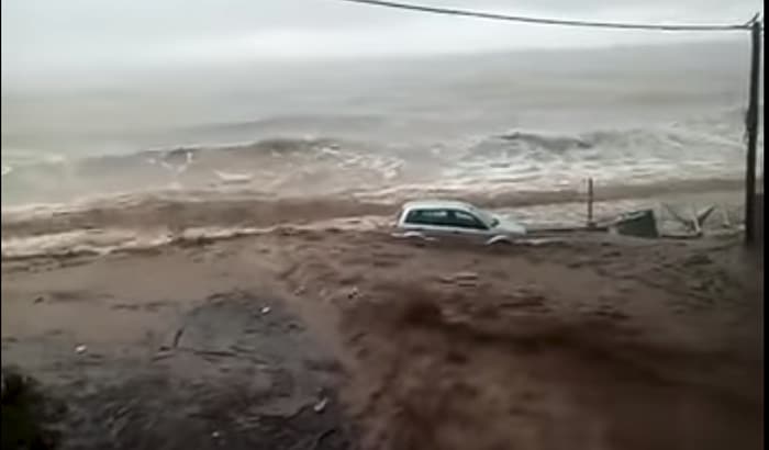 ПОТОП У ГРЧКОЈ: Плаже и улице под водом (видео) ПОТОП У ГРЧКОЈ: Плаже и улице под водом (видео)