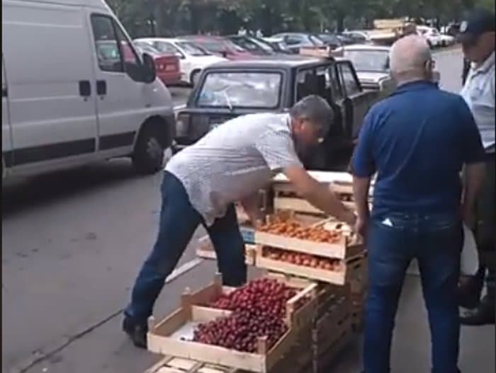 ИЖИВЉАВАЊЕ: Отимају храну од српске сиротиње! (видео) ИЖИВЉАВАЊЕ: Отимају храну од српске сиротиње! (видео)