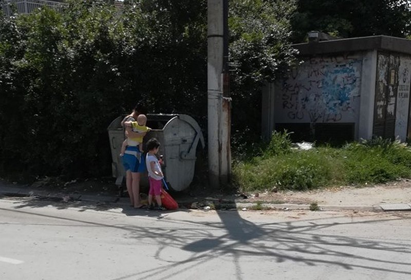Слика из Лесковца која је расплакала Србију МАЈКА СА ДЕЦОМ чепрка по контејнеру Слика из Лесковца која је расплакала Србију МАЈКА СА ДЕЦОМ чепрка по контејнеру