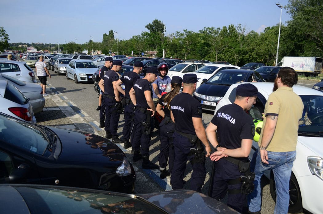 Полиција је јуче у Чачку ухапсила 17 људи на протесту због цене горива! Полиција је јуче у Чачку ухапсила 17 људи на протесту због цене горива!