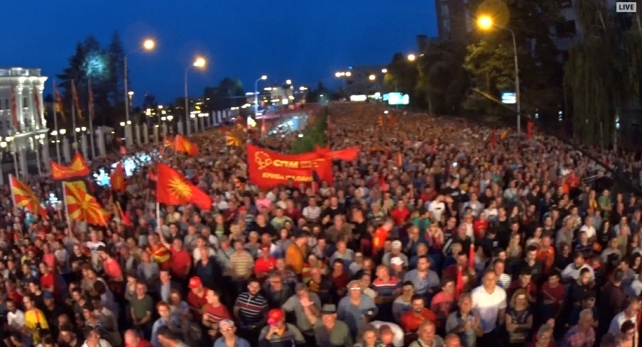Велике демонстрације у Скопљу против режима америчког вазала Зорана Заева (видео) Велике демонстрације у Скопљу против режима америчког вазала Зорана Заева (видео)