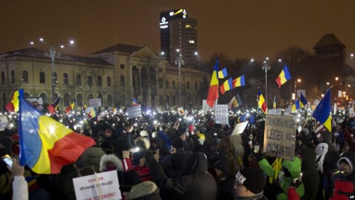 Протести у Румунији: Грађанима прекипело због корупције, упали у зграду Парламента (видео) Протести у Румунији: Грађанима прекипело због корупције, упали у зграду Парламента (видео)