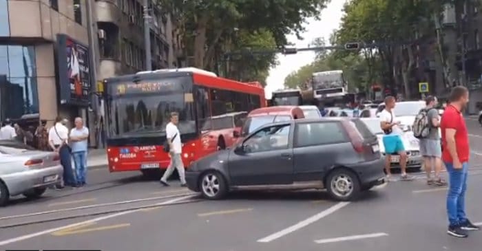 У Београду поново блокирана Славија у знак протеста због високих цена горива (видео) У Београду поново блокирана Славија у знак протеста због високих цена горива (видео)