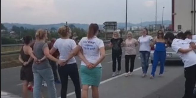 САМО У СРБИЈИ! Блокада коло! (видео) 1