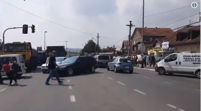 Блокиран пут ка Борчи и Панчевачком мосту (видео) Блокиран пут ка Борчи и Панчевачком мосту (видео)