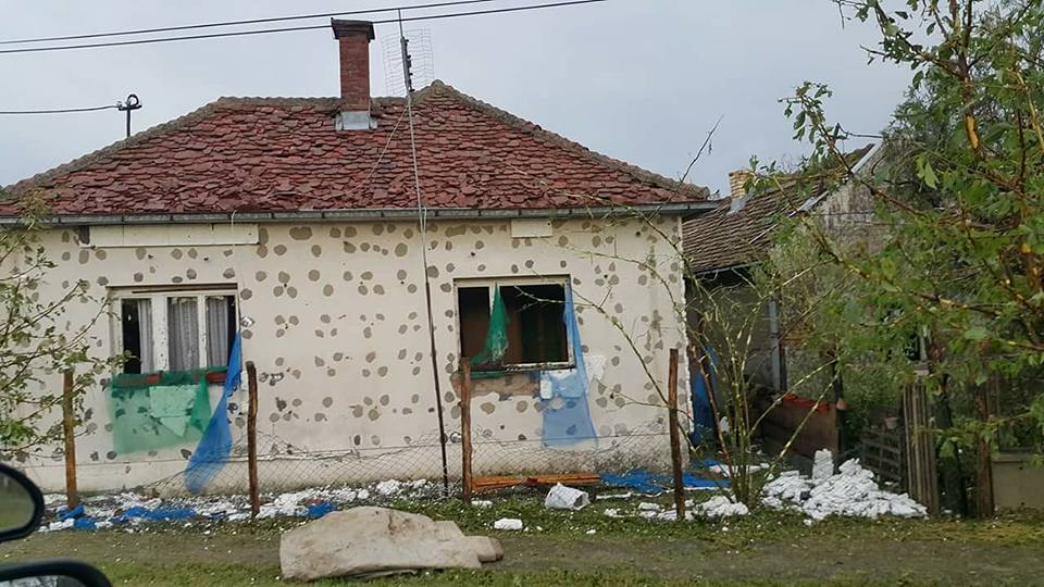 СТРАХОВИТО НЕВРЕМЕ буквално РАЗВАЛИЛО читаве делове Србије! (фото, видео) СТРАХОВИТО НЕВРЕМЕ буквално РАЗВАЛИЛО читаве делове Србије! (фото, видео)