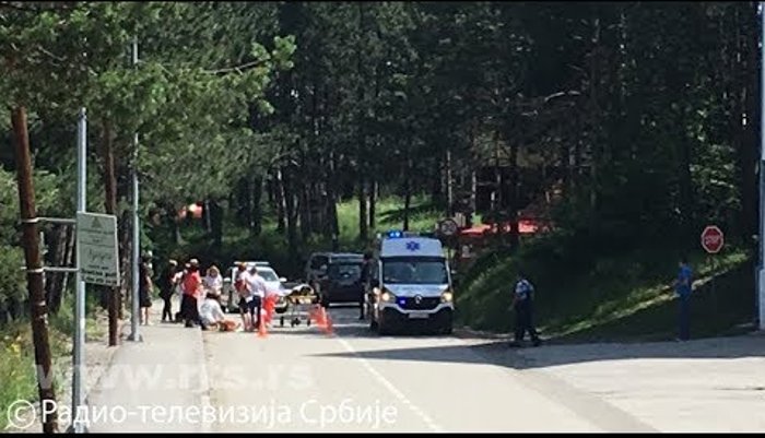 Аутомобил налетео на колону деце на Дивчибарама, страдао дечак (видео)