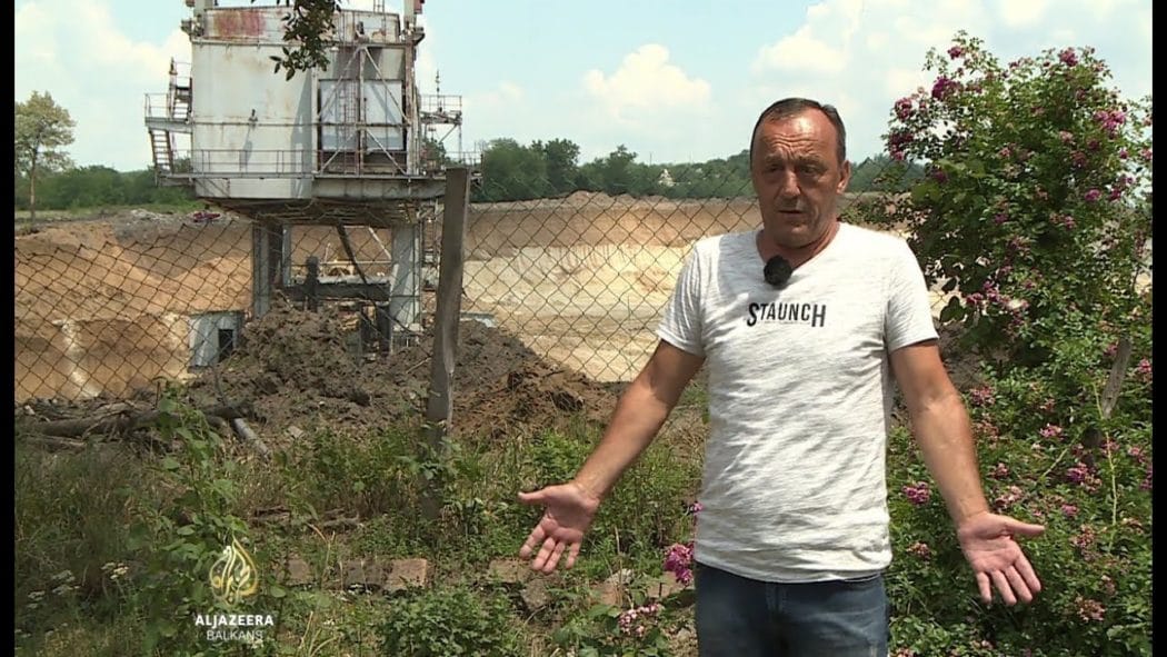 Рудник у дворишту: Када комшилук замене багери (видео) Рудник у дворишту: Када комшилук замене багери (видео)