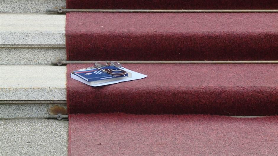 ДСС ВЕЛЕИЗДАЈНИКУ оставио Устав, лисице и наочаре због Косова ДСС ВЕЛЕИЗДАЈНИКУ оставио Устав, лисице и наочаре због Косова