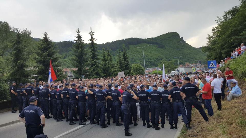 Веровали су Вучићу па прошли горе од пензионера: Картели убили малине Веровали су Вучићу па прошли горе од пензионера: Картели убили малине