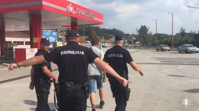 Полиција у Младеновцу ухапсила камионџију због постављеног питања (видео) Полиција у Младеновцу ухапсила камионџију због постављеног питања (видео)