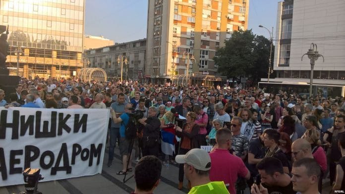 Нишки напредњаци почели да купују „сигурне гласове“ за предају аеродрома?! Нишки напредњаци почели да купују „сигурне гласове“ за предају аеродрома?!