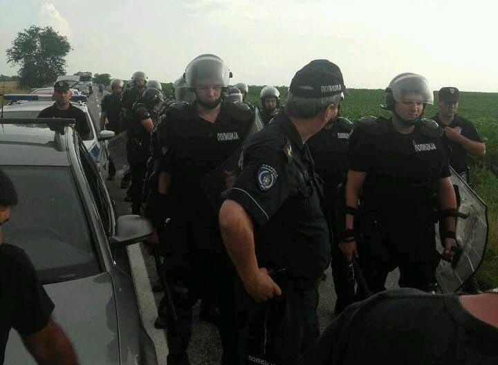 Полицији која вас хапси и терорише бележите бројеве значки! Полицији која вас хапси и терорише бележите бројеве значки!