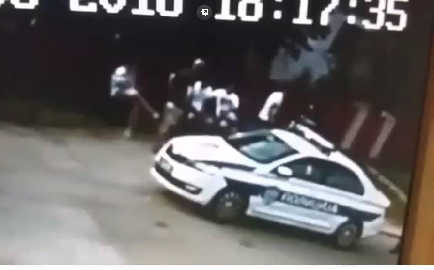 Видео снимак полицијске бруталности на блокади саобраћаја у Жупањцу (видео) Видео снимак полицијске бруталности на блокади саобраћаја у Жупањцу (видео)