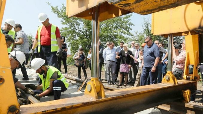 Србија гради пруге страним инвеститорима уместо народу Србија гради пруге страним инвеститорима уместо народу
