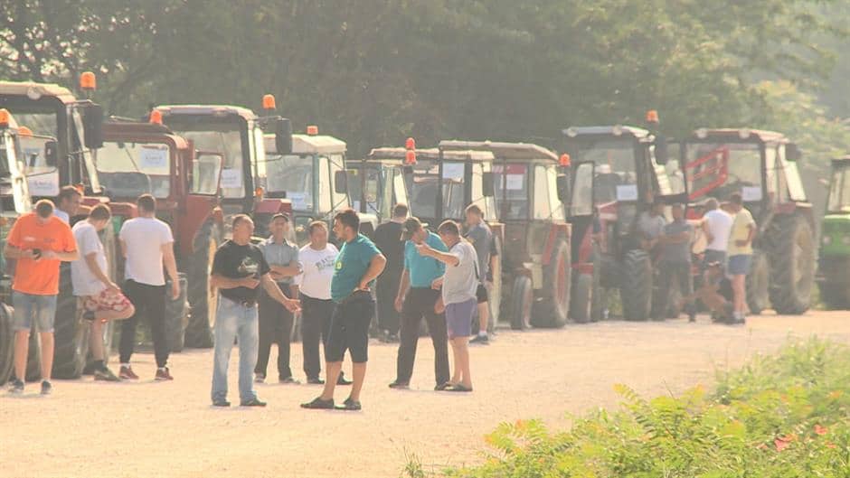 РЕЖИМСКА РЕПРЕСИЈА СЕ НАСТАВЉА: Полиција малтретира пољопривреднике који су протестовали због цена горива! РЕЖИМСКА РЕПРЕСИЈА СЕ НАСТАВЉА: Полиција малтретира пољопривреднике који су протестовали због цена горива!