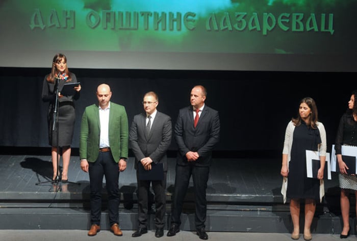 ТРАВЕСТИЈА! Пребио и похапсио Лазаревчане а општина Лазаревац му доделила награду?!
