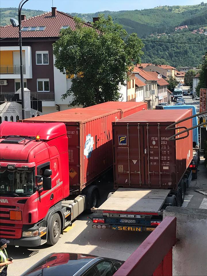 Малинари и даље на блокади, полиција одбија послушност велеиздајничком режиму! (фото)