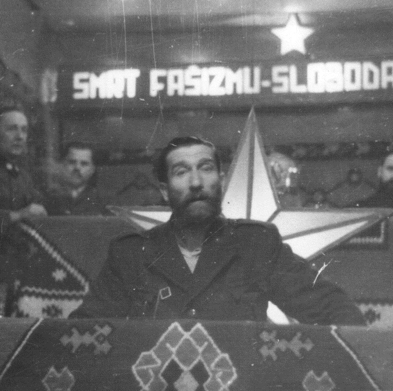 Поп Влада Зечевић потписао указ о забрани повратка Срба и Црногораца на Космет и у Македонију Поп Влада Зечевић потписао указ о забрани повратка Срба и Црногораца на Космет и у Македонију