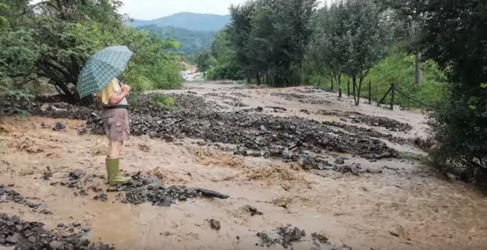 Ванредна ситуација у делу Краљева, невреме у Тополи (видео) Ванредна ситуација у делу Краљева, невреме у Тополи (видео)