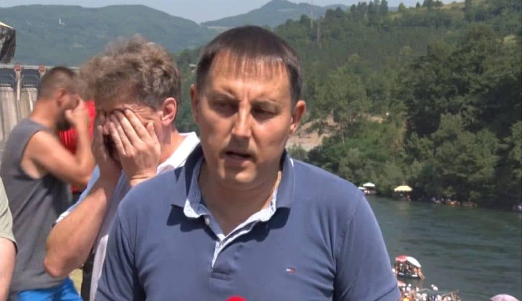КРЕТЕН! Председник општине Бајина Башта оптужио сељаке да су криви за невреме јер су радили на верски празник?! КРЕТЕН! Председник општине Бајина Башта оптужио сељаке да су криви за невреме јер су радили на верски празник?!