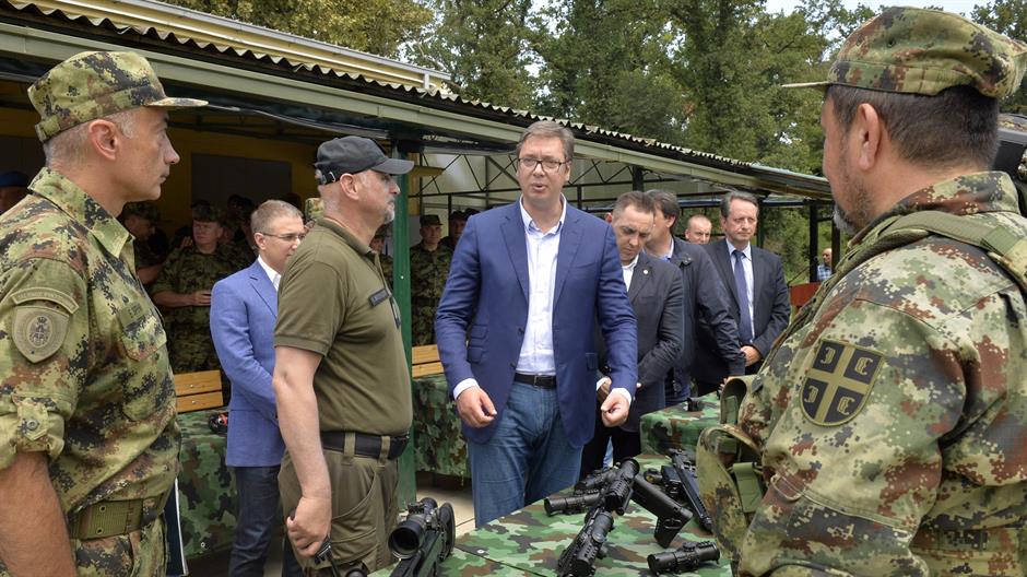 Бринеш о рату нарко кланова а син ти се слика са припадницима једног који убијају?! Бринеш о рату нарко кланова а син ти се слика са припадницима једног који убијају?!