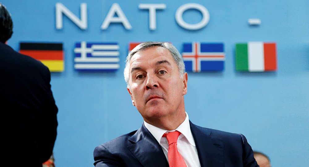 ЂУKАНОВИЋЕВА ВЕЛЕИЗДАЈА Мило носио у Брисел војне тајне, помагао НАТО бомбардовање, а онда извео саботажу војске ЂУKАНОВИЋЕВА ВЕЛЕИЗДАЈА Мило носио у Брисел војне тајне, помагао НАТО бомбардовање, а онда извео саботажу војске