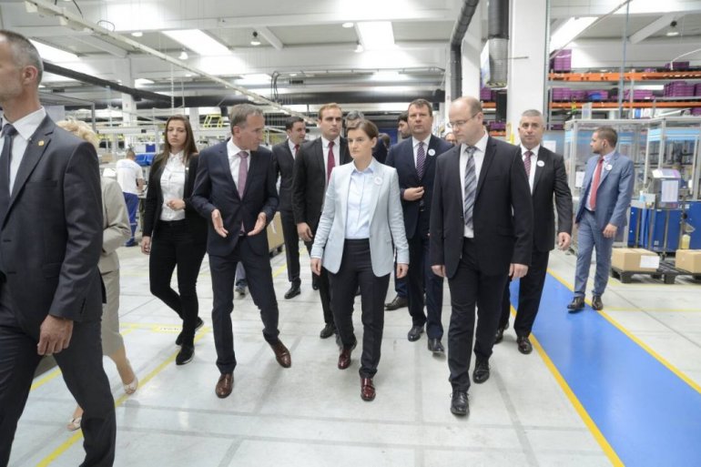 „Премијерка, зашто славите у Суботици, када је ваша власт потпуно уништила овај град“?! „Премијерка, зашто славите у Суботици, када је ваша власт потпуно уништила овај град“?!