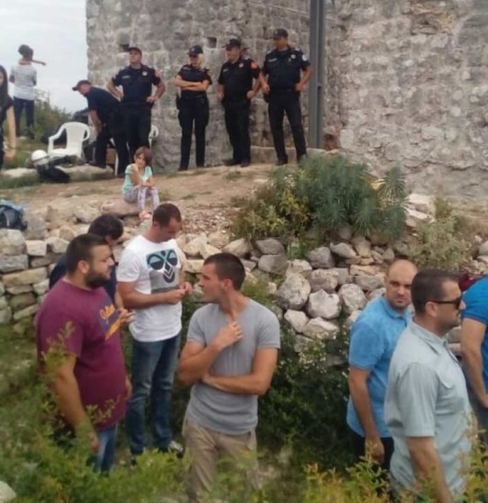 Шиптари покушали да спријече литургију на Свачу код Улциња Шиптари покушали да спријече литургију на Свачу код Улциња