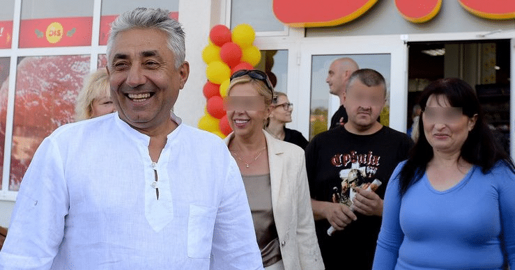 Човек који је на службена путовања потрошио 160.000 ЕВРА сада је жену и ћерку водио у Италију о трошку комуналног предузећа Човек који је на службена путовања потрошио 160.000 ЕВРА сада је жену и ћерку водио у Италију о трошку комуналног предузећа