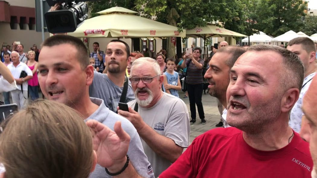 Фашистичка идеологија ВЕЛЕИЗДАЈНИКА и напредњака показала је јуче своје право лице у Шапцу (видео) Фашистичка идеологија ВЕЛЕИЗДАЈНИКА и напредњака показала је јуче своје право лице у Шапцу (видео)