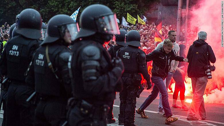 Десет хиљада Немаца синоћ протестовало против убиства, а пробудили се као – „неонацисти“ (видео) Десет хиљада Немаца синоћ протестовало против убиства, а пробудили се као – „неонацисти“ (видео)