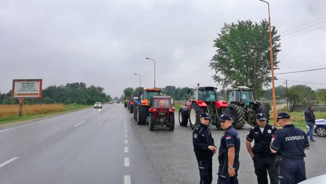 Произвођачи сунцокрета протестовали у Пожаревцу, прете радикализацијом (видео) Произвођачи сунцокрета протестовали у Пожаревцу, прете радикализацијом (видео)