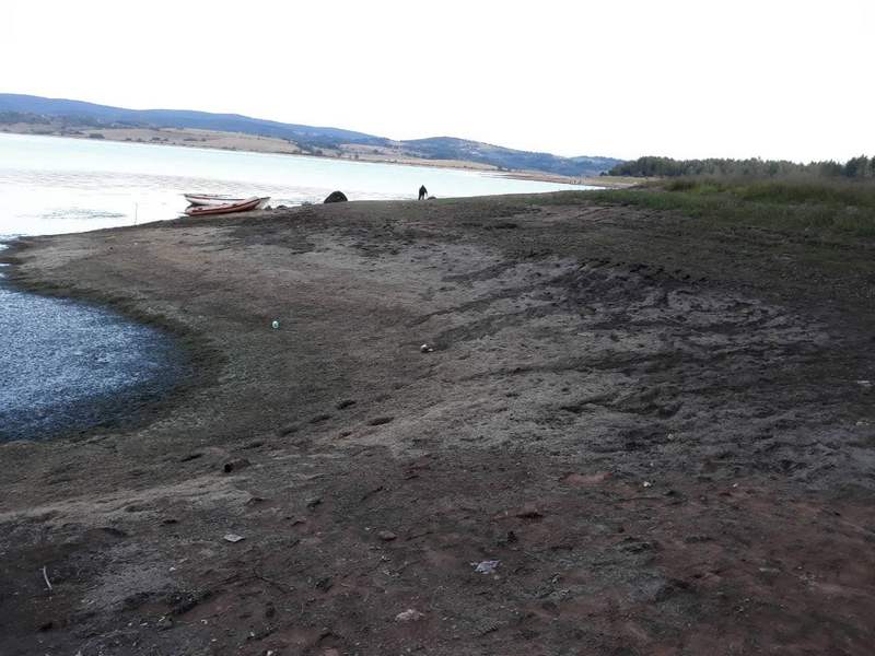 Због прекомерног испумпавања воде за мини хидролектране Власинско језеро буквално умире! (фото)