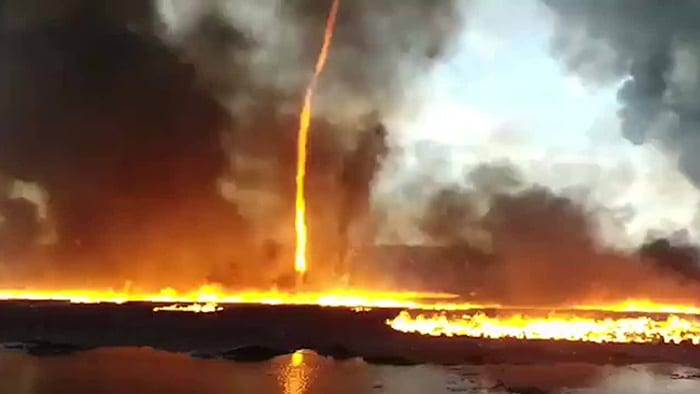 У Британији се на месту пожара формирао ватрени торнадо (видео) У Британији се на месту пожара формирао ватрени торнадо (видео)