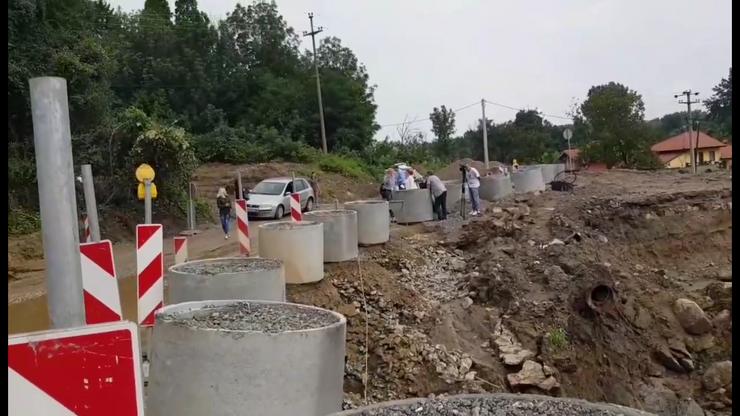 ДРАМА У ГРОЦКОЈ Бујица синоћ однела део Смедеревског пута, мештани у СТРАХУ ДРАМА У ГРОЦКОЈ Бујица синоћ однела део Смедеревског пута, мештани у СТРАХУ