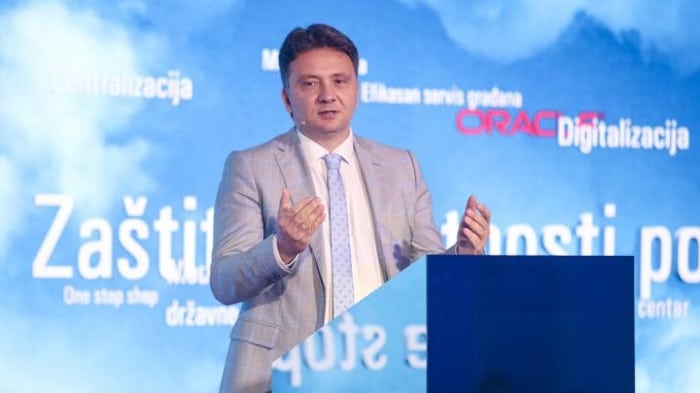 Уместо да направимо српски облак НАПРЕДНИ ИДИОТИ плаћају лиценце за амерички Уместо да направимо српски облак НАПРЕДНИ ИДИОТИ плаћају лиценце за амерички